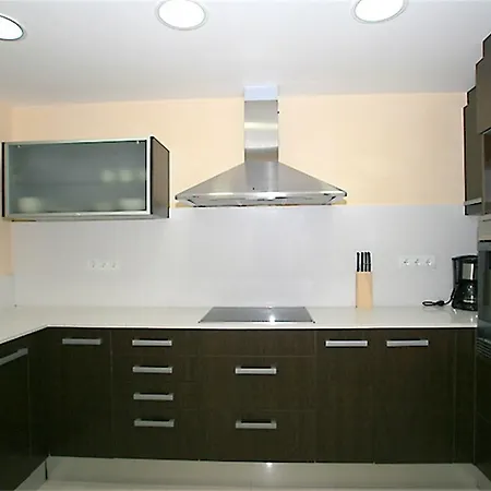 Charming 3 Bedroom In Apartment *